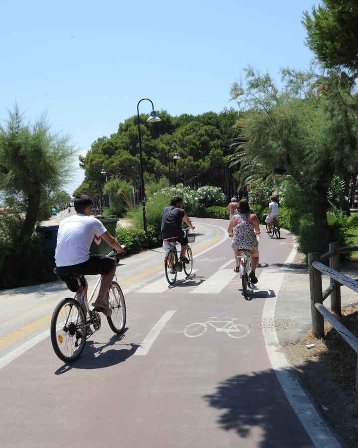 Camping & Village Eucaliptus Alba Adriatica Bagian luar foto