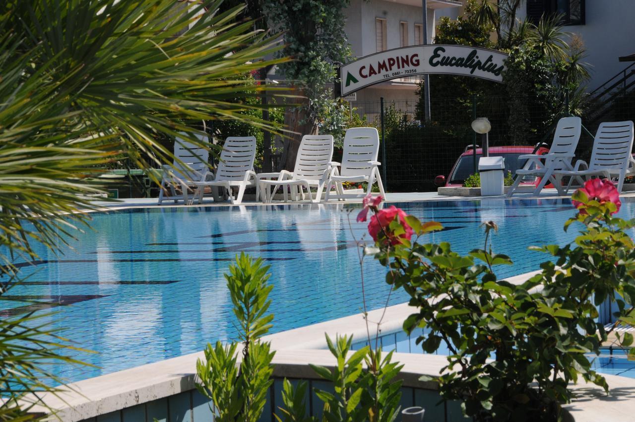 Camping & Village Eucaliptus Alba Adriatica Bagian luar foto