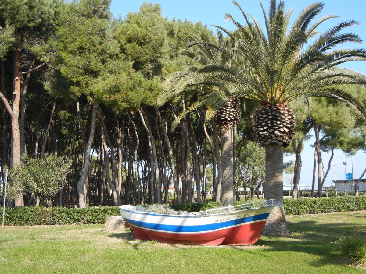 Camping & Village Eucaliptus Alba Adriatica Bagian luar foto