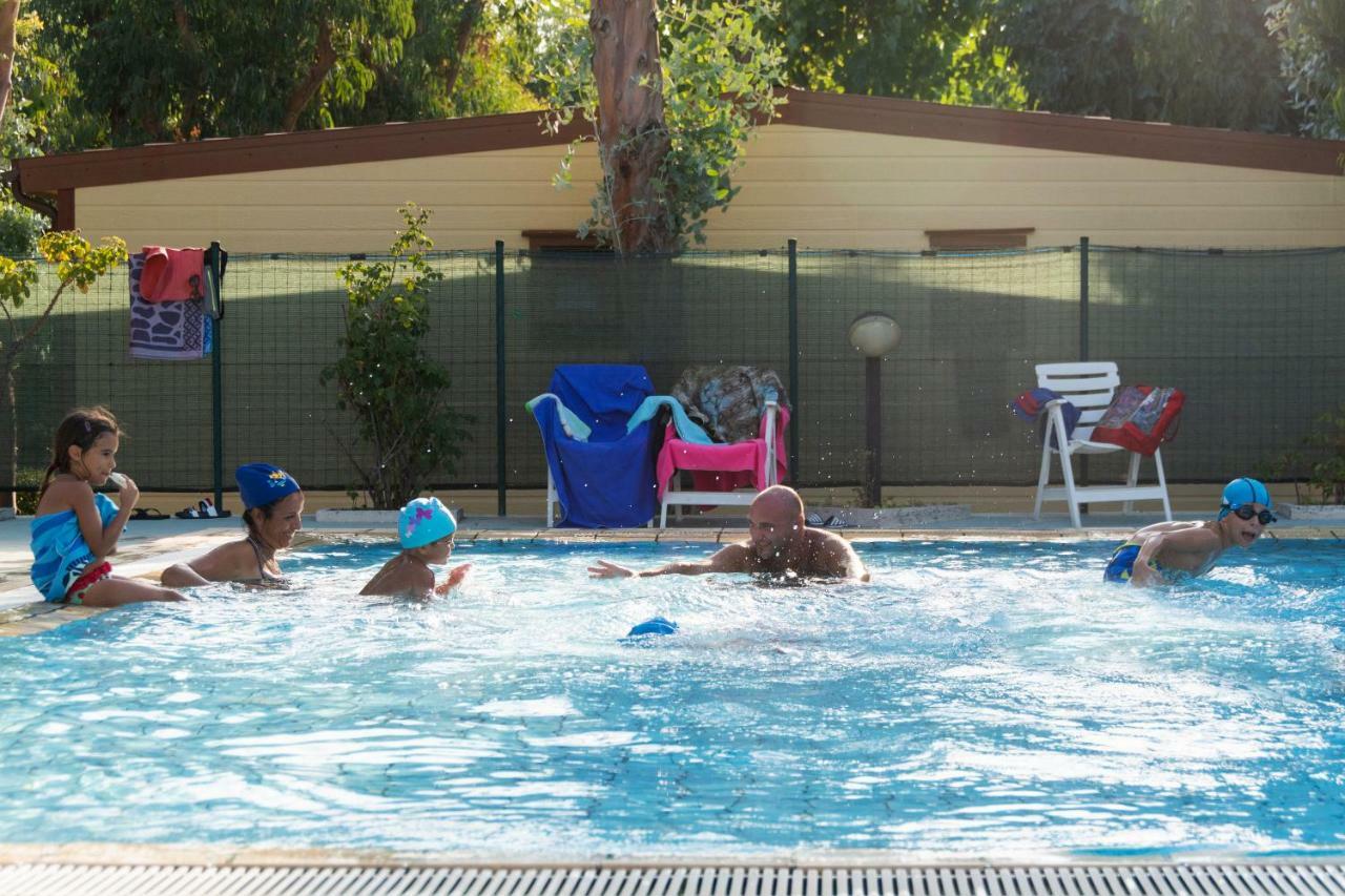 Camping & Village Eucaliptus Alba Adriatica Bagian luar foto