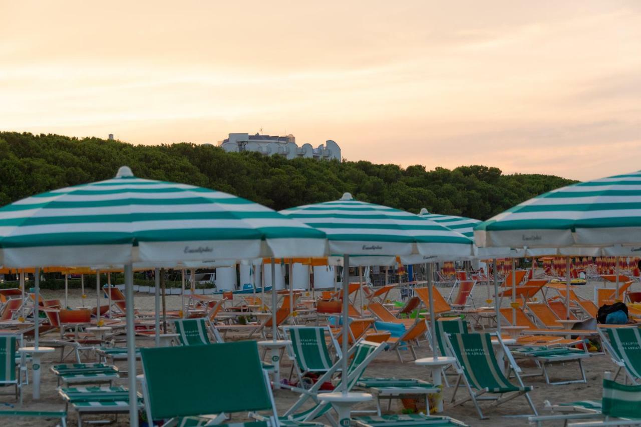 Camping & Village Eucaliptus Alba Adriatica Bagian luar foto